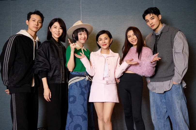 謝盈萱（左2）抽中1 0萬元紅包。（圖／源活娛樂Ｘ天地合娛樂提供）