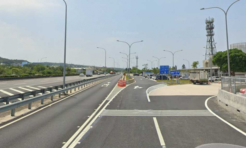 楊梅休息站匝道發生電動車自撞事故，YouTuber墨鏡哥開2款車回現場實測，發現傳統自動輔助駕駛的反應「很驚險」。（圖／翻攝自Google Maps）