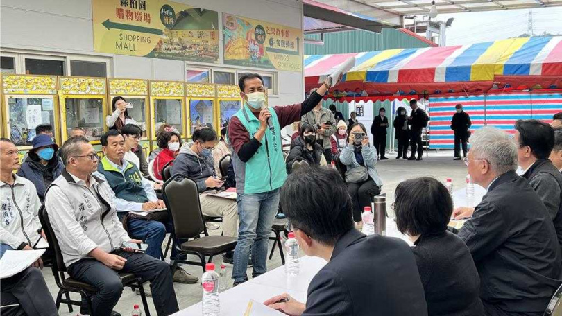 災民陳情在當地找不到房子租，因生活、工作都在楠西，不想到太遠的地方租屋，盼政府能就近蓋組合屋。（圖／中國時報記者張毓翎攝）