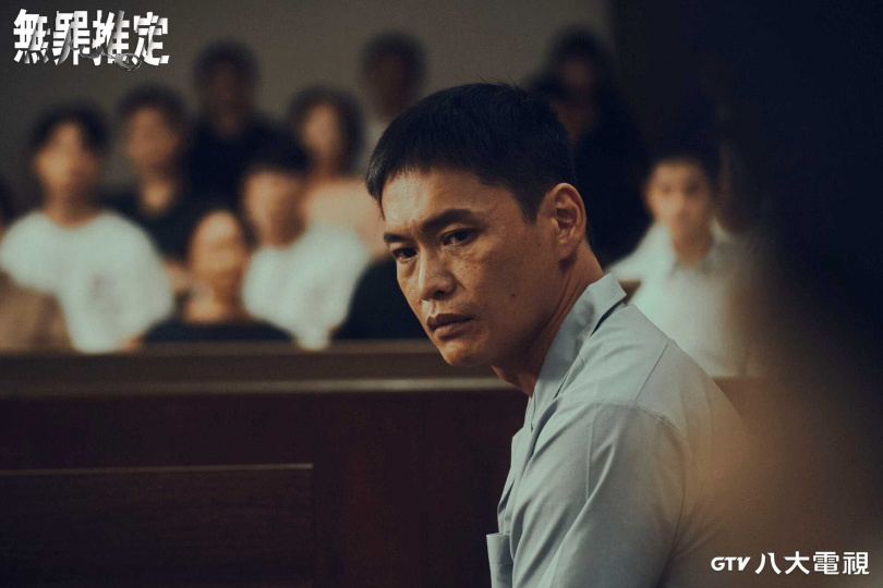 劇中,黃鐙輝詮釋的死刑犯角色在法庭上感到無奈。(圖/八大戲劇台提供)