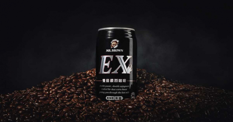 2025全新登場「伯朗EX雙倍濃烈黑咖啡」每罐330ml,建議售價30元(圖/金車提供)。