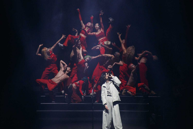 米津玄師獻唱《鏈鋸人》的主題曲《KICK BACK》，舞者也跟著熱舞。（圖／大鴻藝術提供）