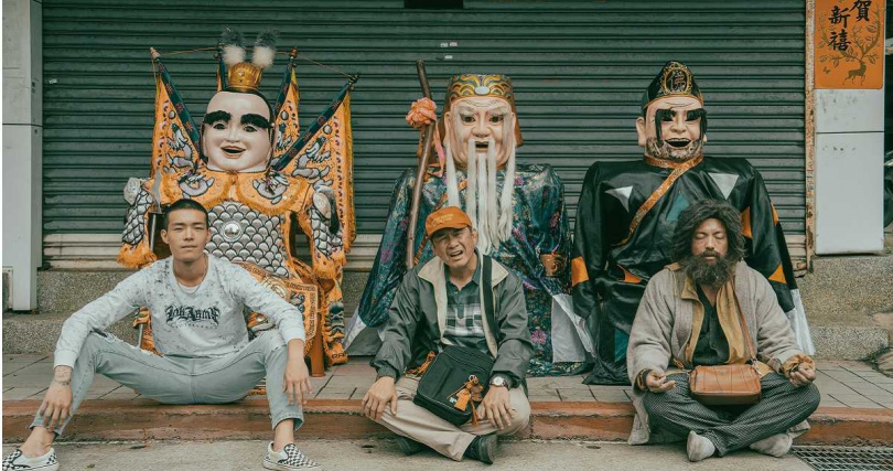 左起牧森、洪都拉斯、范逸臣在劇中因意外之財被追殺。（圖／公視台語台提供）