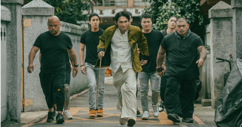 温昇豪（中）在劇中飾演熱愛植物的黑道大哥。（圖／公視台語台提供）