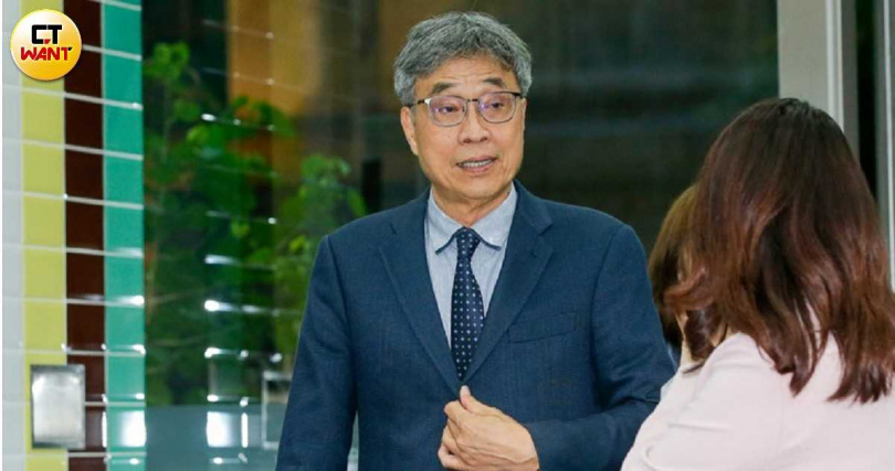 農業部長陳駿季（圖）喊出將加嚴犬隻攻擊問責，若有攻擊紀錄的犬隻再次攻擊將直接沒入。（圖／黃耀徵攝）