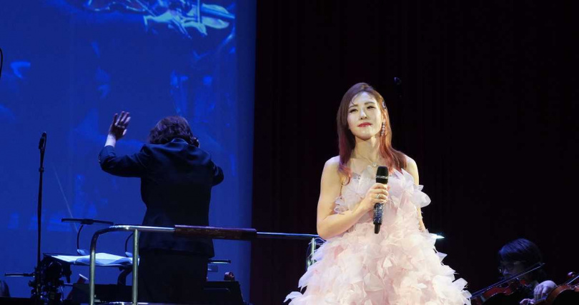 唱功紮實的吳申梅，細細演繹出台語歌獨有的韻味聲調，讓人聽得如痴如醉（圖／麗富康提供）。