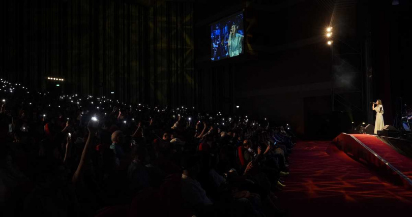 交響樂團現場演奏，再加上台下全場手機星海的互動，讓魏如昀感動不已（圖／麗富康提供）。