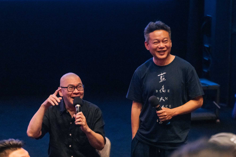 《行者》系列馬拉松播映,李康生(右)現場表演一段五分鐘慢走。(圖/國家影視聽中心提供)