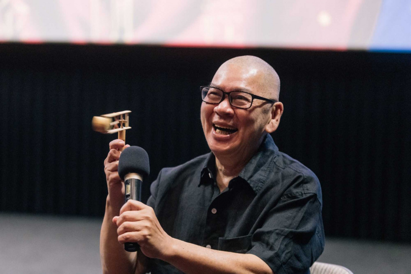 蔡明亮準備發出嘎拉嘎拉木頭聲的古玩具,提醒大家不要睡太久。(圖/國家影視聽中心提供)