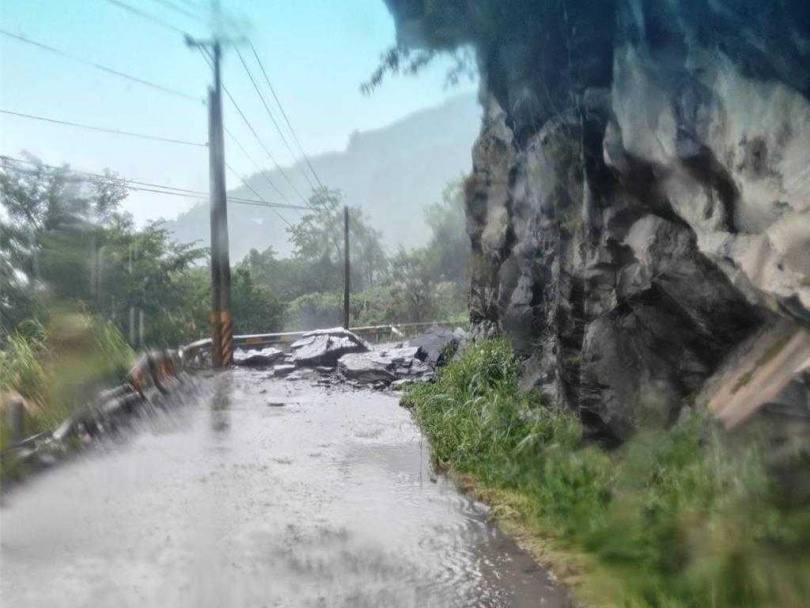 南投縣投89線力行產業道路15.8公里和18.5公里處25日上午傳出土石泥流災情，仁愛鄉公所獲報後已通知廠商上山處理，預計下午3、4點搶通。（圖／翻攝畫面）