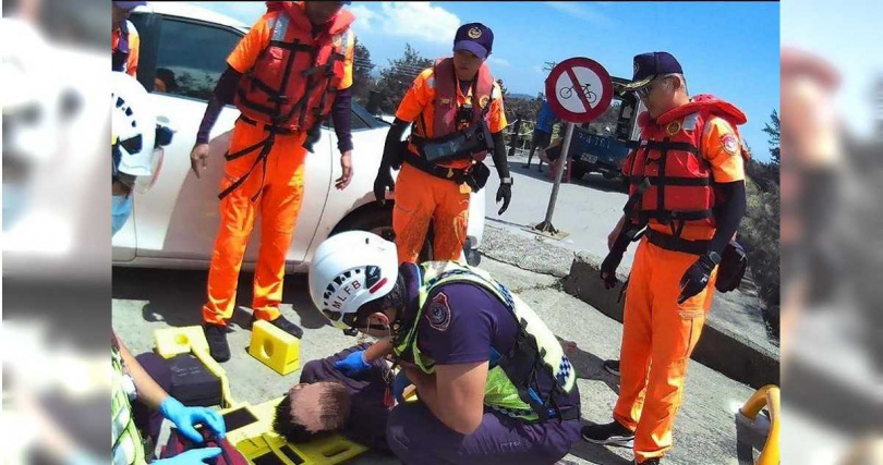 2025年5月31日苗栗縣海巡署龍港巡邏站31日於苗栗天水園發現楊男溺水，立即實施CPR並通報消防與警方，成功救回並送醫。（圖／讀者提供／中國時報記者呂麗甄苗栗傳真）