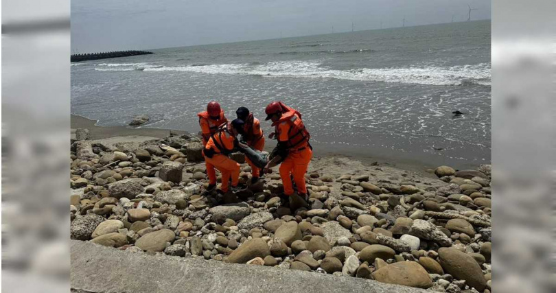 2025年5月31日苗栗縣海巡署龍港巡邏站31日於苗栗天水園發現楊男溺水，立即實施CPR並通報消防與警方，成功救回並送醫。（圖／讀者提供／中國時報記者呂麗甄苗栗傳真）