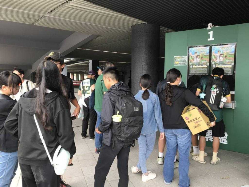 高雄學生50元看球方案，期望運動向下紮根，鼓勵學生走出教室、進入球場。（圖／翻攝畫面)