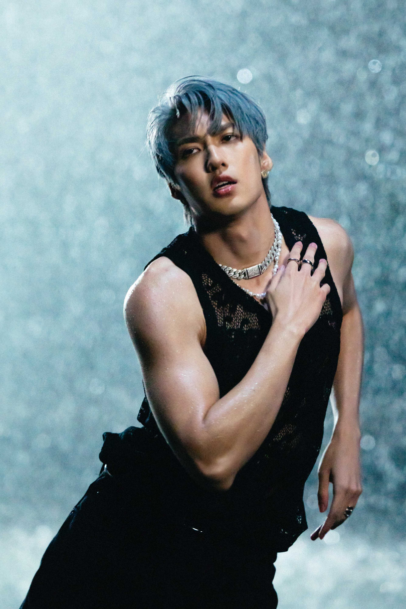 薛恩透露這次新歌從製作、造型到拍攝 MV 的過程中，一路受到恩師羅志祥的全力支援。（圖／華納音樂提供）