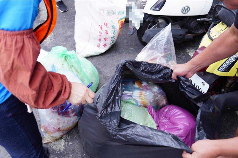 使用黑色等不透明袋裝一般垃圾，清潔隊破袋檢查。（圖／員林市清潔隊提供）