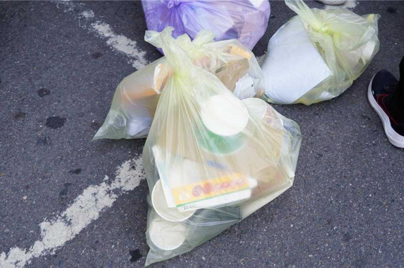 民眾使用透明或半透明袋款裝一般垃圾，可方便清潔隊員直接目視垃圾袋內容物，快速分辨袋內是否有混雜回收物或危險物品，避免將垃圾袋破開檢查，也加速收運工作進行。（圖／員林市清潔隊提供）