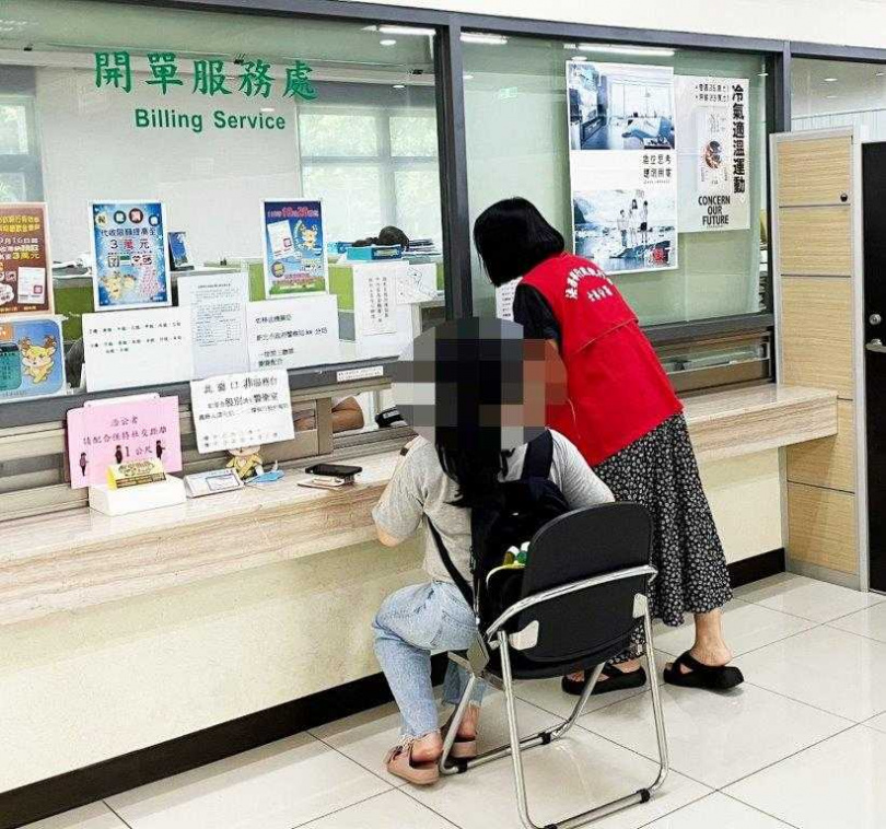 女子攜超量香菸入境遭重罰，士林分署扣押股票秒繳清。（圖／法務部執行署士林分署提供）