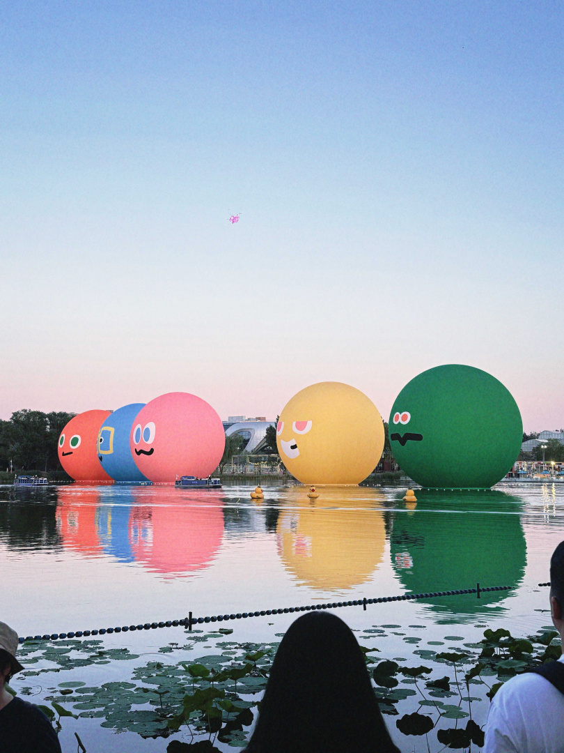 五月天在朝陽公園打造表情球。（圖／相信音樂提供）
