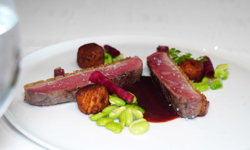 「花蓮玉里乾式熟成鴨胸」外皮酥脆、充滿脂香。（1,200元，圖／魏妤靜攝）