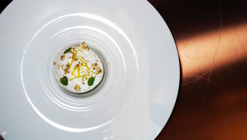 「綠豆沙牛奶」除了以綠豆冰淇淋為靈魂，還點綴炸薏仁豐富口感，以檸檬皮與香蜂草增添草本氣息。（圖／魏妤靜攝）