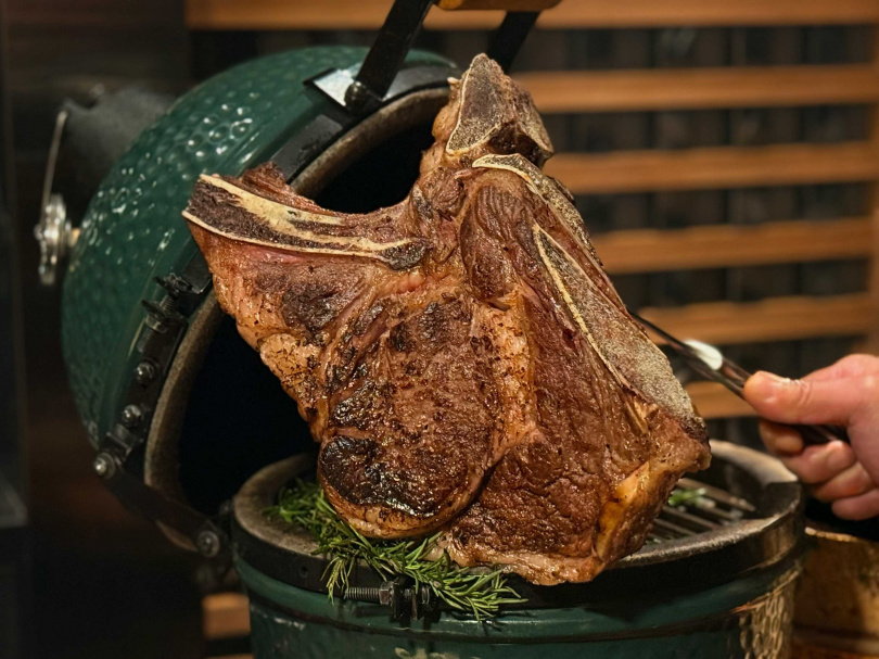 「日本F1帶骨牛排」套餐含精緻前菜、精選湯品、豐富的小農沙拉吧以及特製甜點吧。（15,800元+10%起，圖／台北晶華酒店提供）