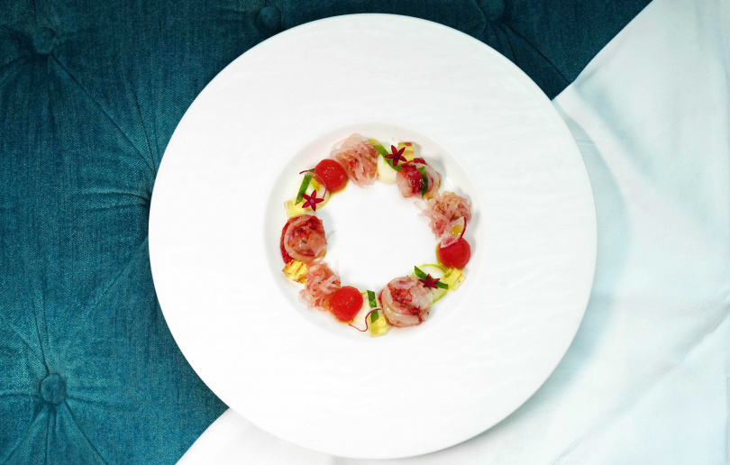 交織著生拌胭脂蝦與西瓜凍、西瓜球風味的「胭脂蝦」，以布拉塔起司醬與馬鞭草油提升層次。（圖／魏妤靜攝）