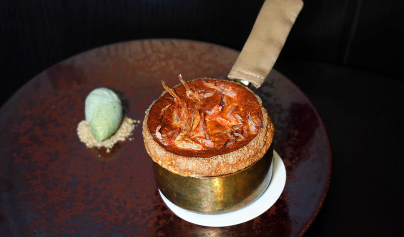 大海鹹香與奶香交織的「傳統鹹蛋糕舒芙蕾」，搭佐伊勢青海苔冰淇淋，冷熱交錯更是過癮。（圖／魏妤靜攝）