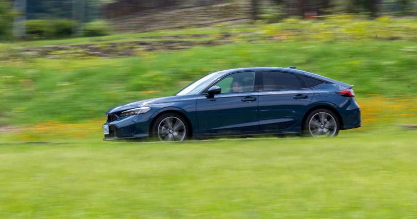 低趴車身設計,搭配深海藍新色,在陽光下行駛於郊外綠地間,展現動靜皆宜的現代美學。(圖/劉耿豪攝)