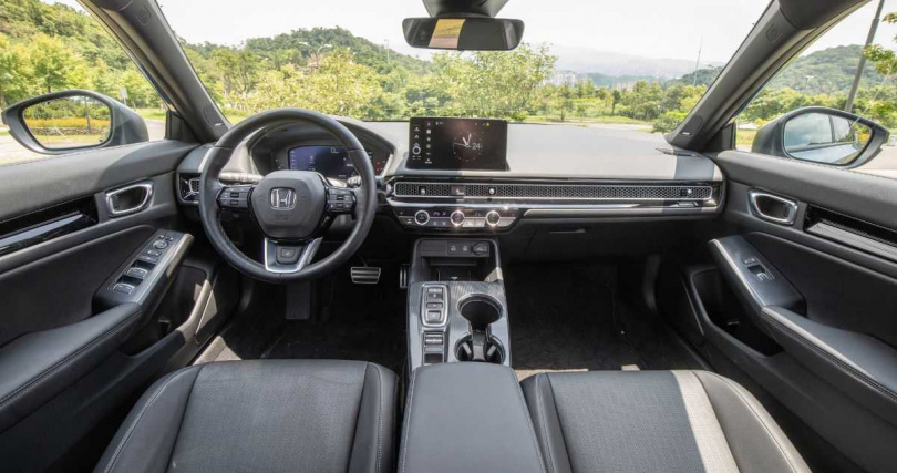 霧面飾板、黑色車頂與門板氛圍燈營造出現代沉穩的氛圍。(圖/劉耿豪攝)