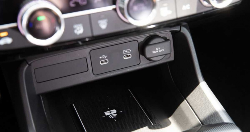前座中央鞍座設有手機無線充電板,並提供雙 USB-C 連接埠與 12V 電源插座,貼近現代用車需求,滿足各類智慧裝置的快速充電。(圖/劉耿豪攝)