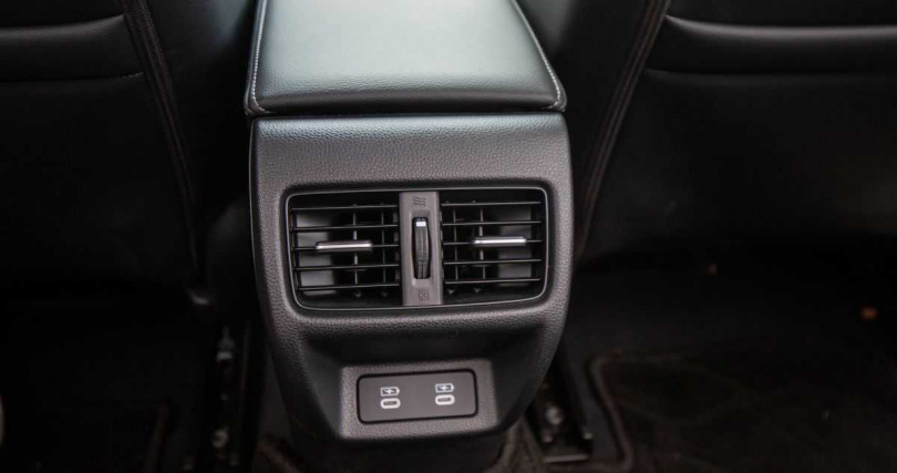 全新 Honda CIVIC e:HEV 後座的冷氣出風口與雙 Type-C 充電孔,提升後座乘客的舒適性與便利性。(圖/劉耿豪攝)