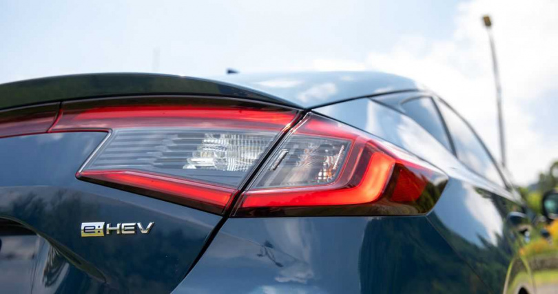 獨特的尾燈設計以及「e:HEV」電油混合動力標誌,彰顯其節能身份。(圖/劉耿豪攝)