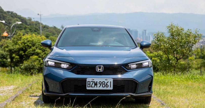 全新導入的蜂巢式水箱護罩與全新設計的前保桿,搭配銳利的頭燈造型,賦予車輛濃厚的運動風格。(圖/劉耿豪攝)