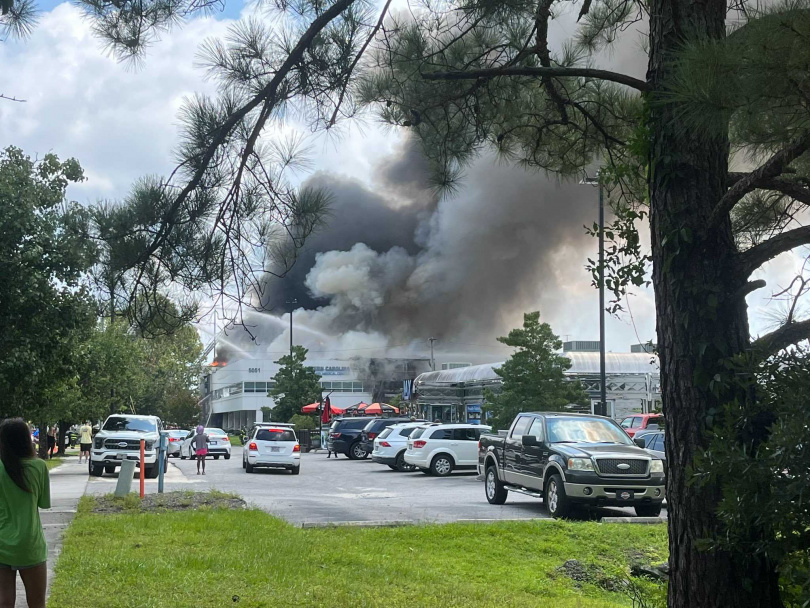 北卡羅萊納州威明頓市（Wilmington）的東卡羅萊納獸醫醫療中心遭失控汽車撞上後爆炸。（圖／翻攝自社群網站X）