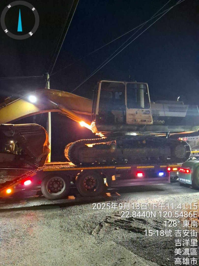 美濃坑洞暗夜怪手出入，環保局扣留怪手重罰並移送法辦。（圖／高雄市環保局提供）