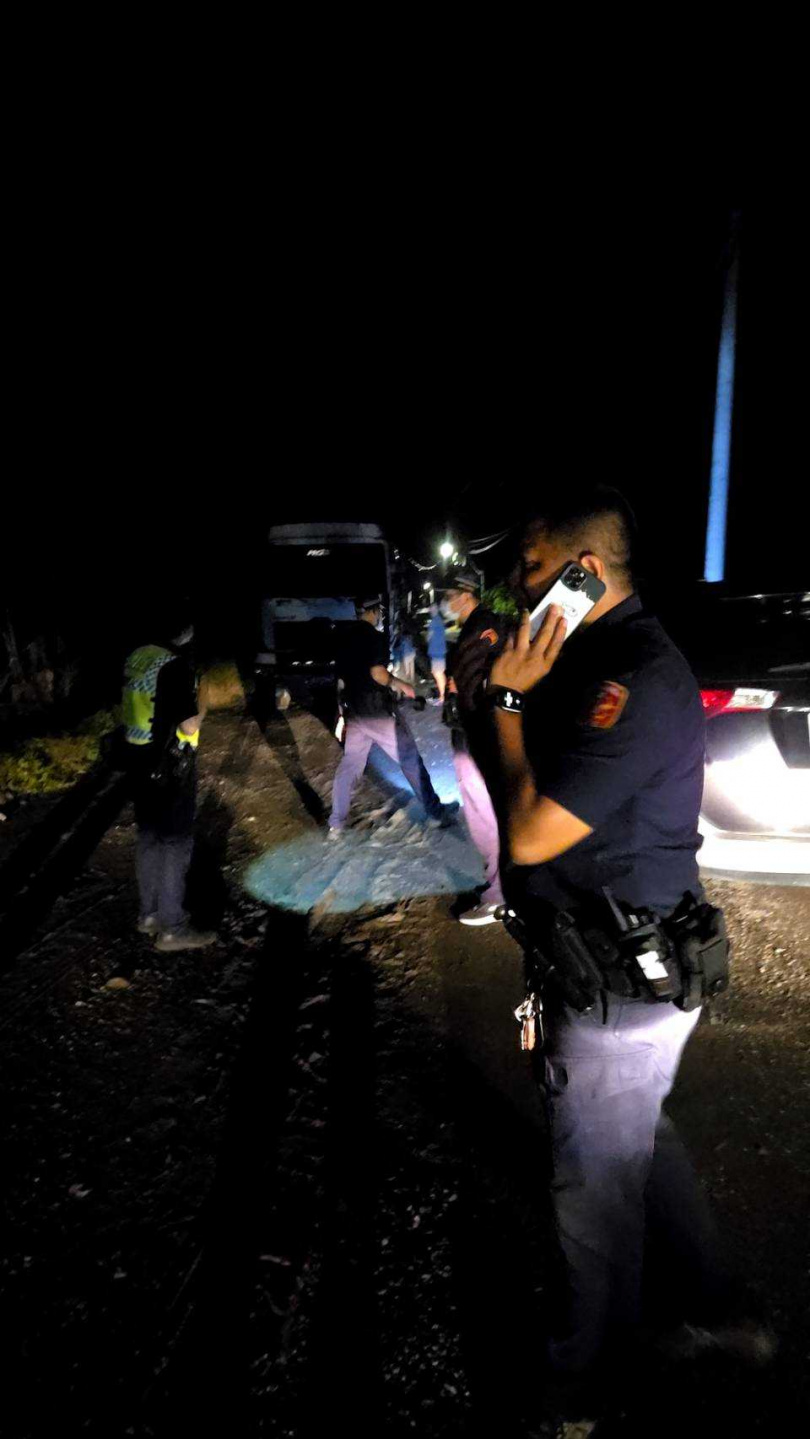 美濃坑洞暗夜怪手出入，環保局扣留怪手重罰並移送法辦。（圖／高雄市環保局提供）