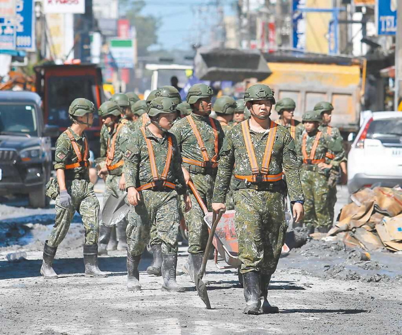 馬太鞍溪堰塞湖溢流造成重大災情，趁著天氣轉晴大批國軍官兵25日進入光復市區，清除街道上厚重的淤泥。（范揚光攝）