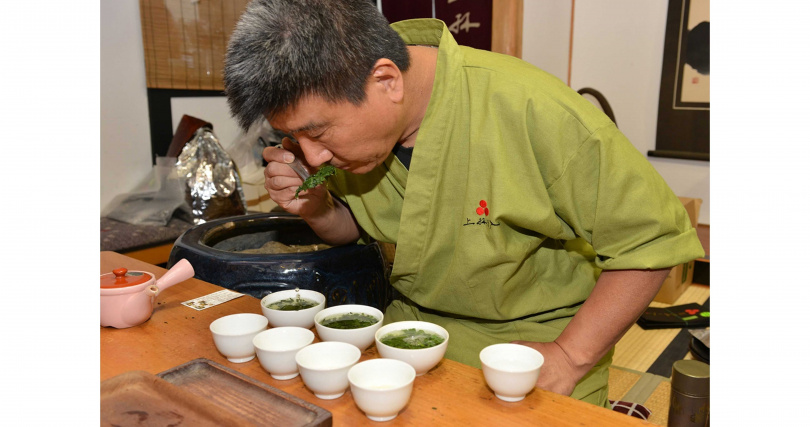 茶品只要經上林三入第16代掌門輕輕一聞，就能立即判斷茶品出處與生產月份。（圖／吳德亮攝）