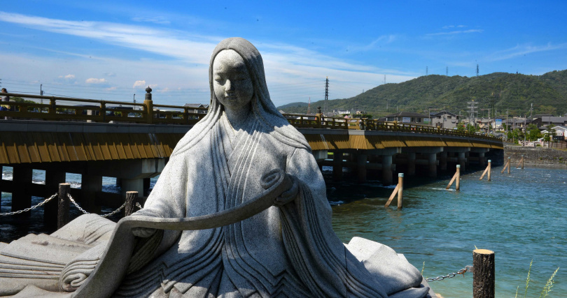 《源氏物語》作者紫式部的塑像今日昂然立於宇治橋西側。（圖／吳德亮攝）