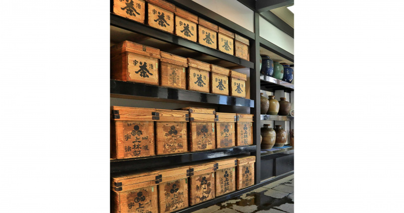 上林三入本店一樓滿滿堆疊的老茶箱。（圖／吳德亮攝）