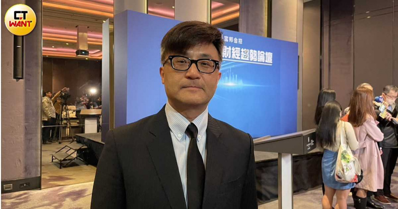 富邦投顧董事長陳奕光指出，光靠台積電上漲至1800元，大盤就能上看3萬點；若台積電及AI概念股同步上漲，當台積電上漲至1850元，大盤可上看32000點。（圖／李蕙璇攝）