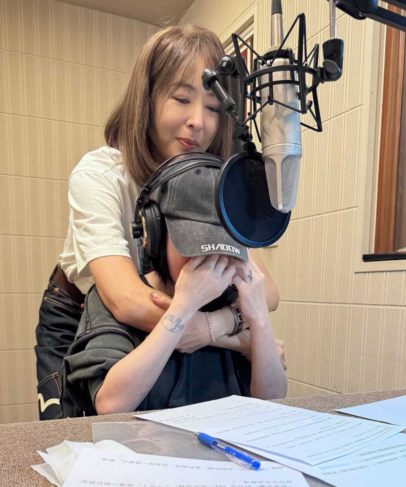 賈永婕配著小S錄完旁白。（圖／翻攝自Instagram@janet_chia_）