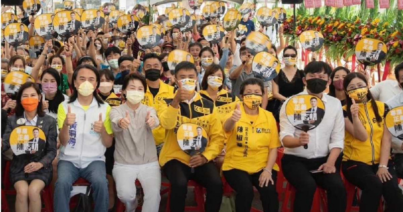 民眾黨主席黃國昌(前排右2)為了愛將拓票可說卯足全力,2022年時因為徒弟陳志明(前排右4)要選台北市內湖、南港市議員,黃國昌不惜拜託出身這區的時任北市副市長黃珊珊(前排右5)出面站台。(圖/翻攝自陳志明臉書)