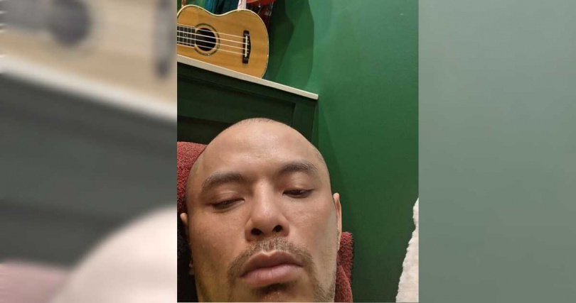 黃明志日前在IG曬出光頭自拍照,神情略顯疲憊,不久後即刪除。(圖/翻攝自IG,namewee)