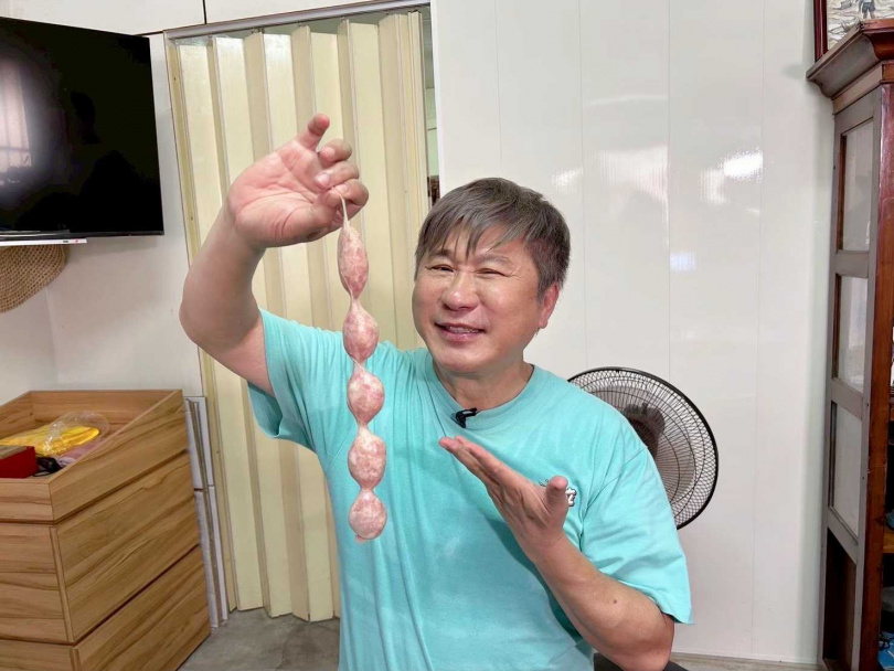 難得來到八斗子，胡瓜挑戰灌製「飛魚卵香腸」。（圖／下面一位提供）