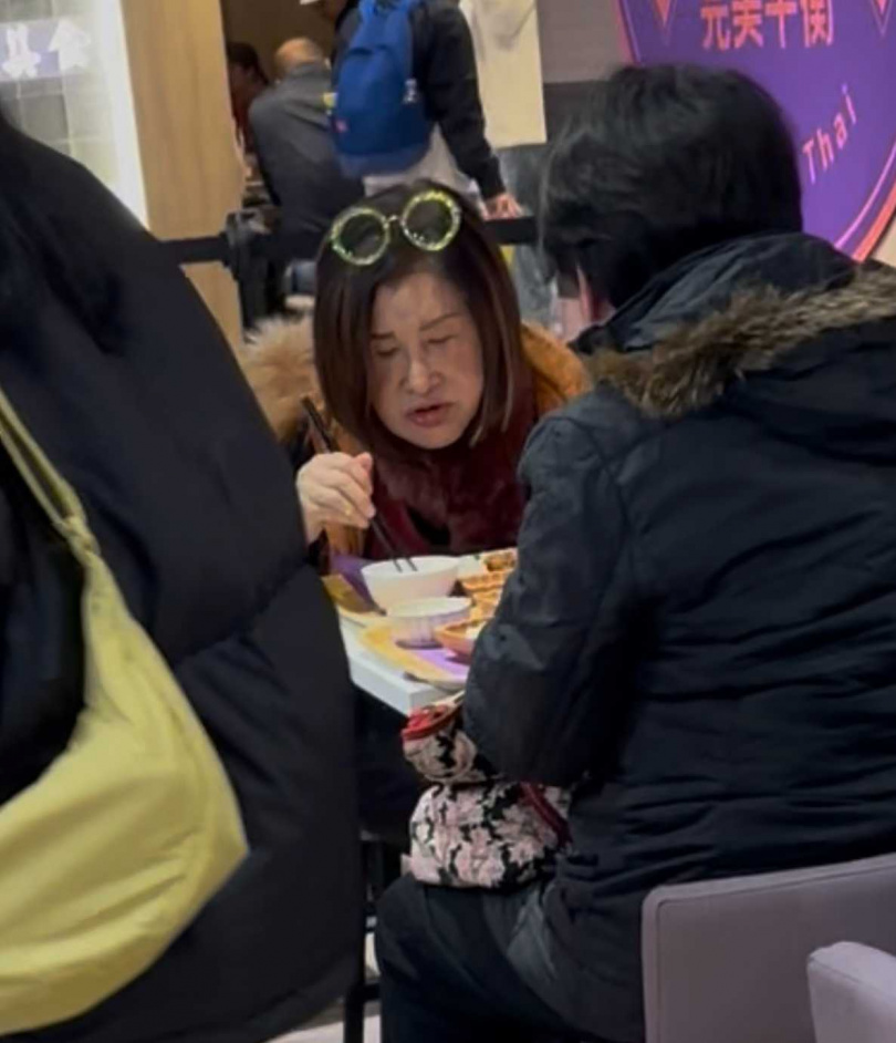 恬娃與一名男子開心用餐。(圖/讀者提供)