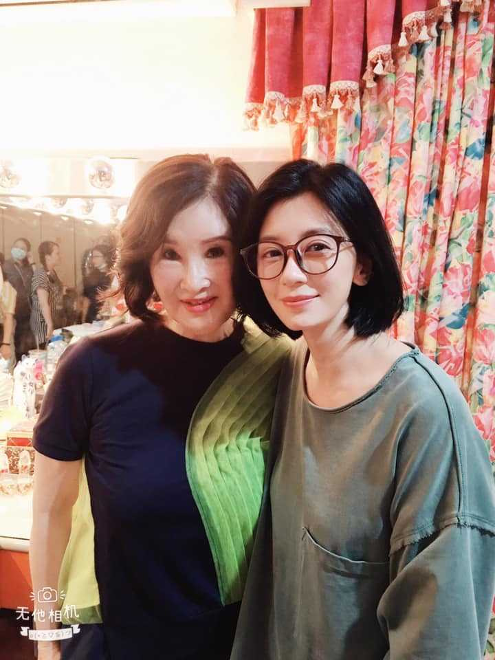 2022年恬娃曾客串賈靜雯主演的《媽,別鬧了!》,在殺青時她還感動落淚。(圖/翻攝自恬娃臉書)