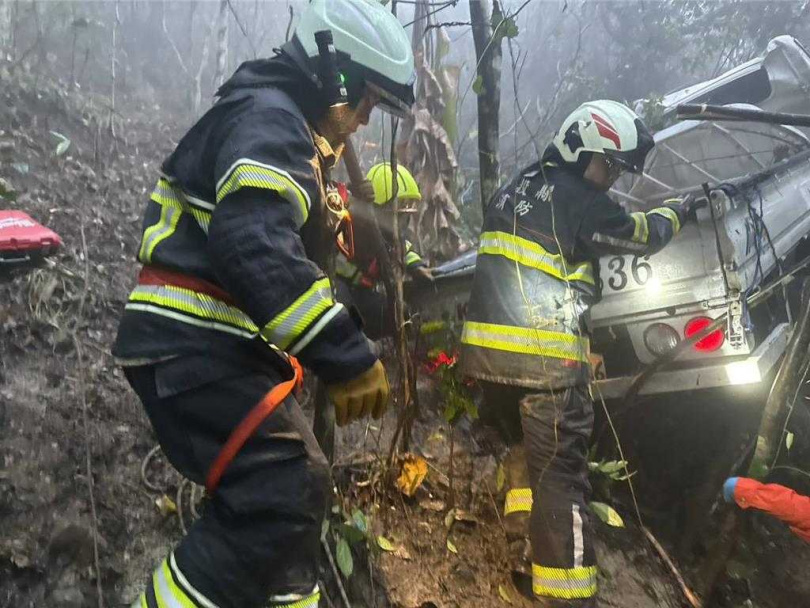 兄弟駕車墜谷，弟弟受困車底，消防人員以破壞器材將人拖出時已經死亡。（圖／消防局提供）