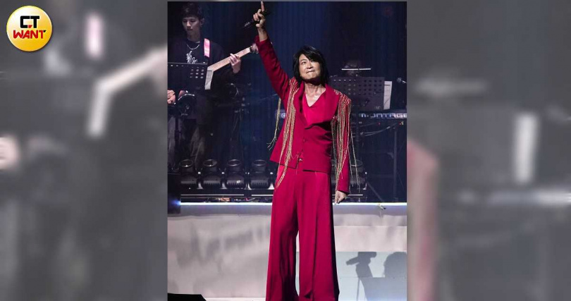 演唱會開場游鴻明身穿紅色西裝自升降舞台霸氣登場。（圖／蘇聖倫攝）