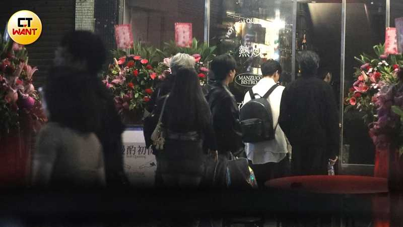 薛恩與朋友們去慶功，但不見妙莎的身影。（圖／本刊攝影組）